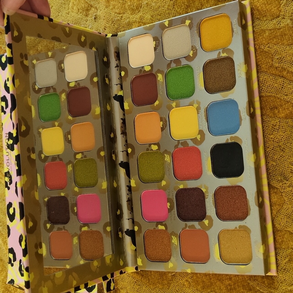 Makeup Revolution Disney's The Lion King Revolution Hakuna Matata Shadow Palette - Picture 5 of 5